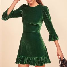 New Without Tags - Never Worn. Green Velvet Dress With Ruffles At The Hem And Ruffle Edged Sleeves Form Fitting, True To Size, Mini Lengt Perfect For Christmas Or The Holidays Mountain Dress, Ruffle Velvet Dress, Elegant Green Dresses, Emerald Green Dresses, Velvet Flares, Green Velvet Dress, Vestidos Vintage, Slim Fit Dresses, Mini Velvet Dress