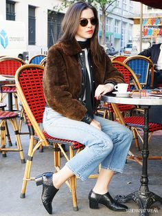 A+Day+in+the+Life+of+an+Editor+at+Paris+Fashion+Week+via+@WhoWhatWear Cropped Fur Jacket, Fashion Corner, Street Style Chic, Street Style Inspiration, Fashion Line, Street Style Women, Daily Fashion