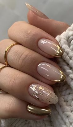 Gold And Yellow Nails, Gold Leaf Nail Designs, Short Acrylic Nails Gold, Nail Ideas For Wedding Guest, Quiet Luxury Nails, Uñas Old Money Aesthetic, Uñas Old Money, Wedding Guest Nails Ideas Classy, Nails For Wedding Guest