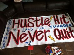 a sign that says hustle hit, let's go thunder never quitt