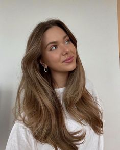 Honey Blonde Hair One Color, Sloane Peterson Hair, One Colour Hair Dye, Sophie Suchan Hair, Light Brown Hair One Color, Barely Blonde Highlights, All Over Light Brown Hair Color, Light Natural Brown Hair, Light Blonde Brown Hair