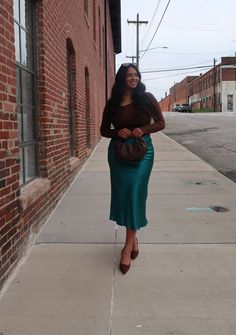 Teal Midi Skirt Outfit, Satin Midi Skirt Outfits Plus Size, Navy Satin Skirt Outfit, Teal Skirt Outfit, Green Satin Skirt Outfit, Satin Skirt Outfit Winter, Satin Midi Skirt Outfits, Satin Skirt Outfit Classy, Satin Midi Skirt Outfit