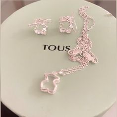 Hermoso Juego Tous Clear Silver S925. Precio Fijo. Nuevo. Tous Jewelry, Womens Jewelry Necklace, Full Service, Customer Support, Jewelry Necklaces, Fast Delivery, Necklaces, Women Jewelry, Silver