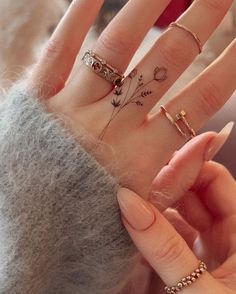 Finger Tattoos: The Perfect Way to Express Your Personal Style | #tattoo #tattooideas #tattooideasfemale #tattooideasformen Tattoo Main, Finger Tattoo For Women, Hand And Finger Tattoos, Petite Tattoos, Tasteful Tattoos, Hand Tattoos For Women, Wrist Tattoos For Women, Small Hand Tattoos, Finger Tattoo