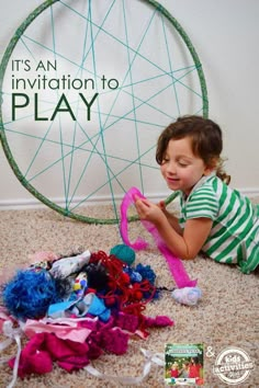 Reggio Emilia Atelier Spaces, Hula Hoop Weaving, Hoop Weaving, Preschool Creative Art, Wheel Wreath, Weaving Craft, Invitation To Play