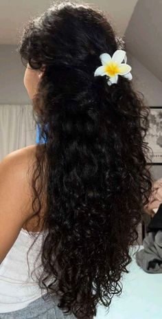 Curly Hair Summer Hairstyles, Flower Claw Clips, Curly Hair Summer, Curly Hair Hairstyles, Curly Hair Photos, Beautiful Curly Hair, Hair Summer