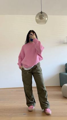 Pink And Green Street Style, Army Green And Pink Outfits, Green Army Pants Outfit, Pink And Green Aesthetic Outfits, Pink Streetwear Outfit, Cafe Outfit Ideas, Army Pants Outfit, Army Green Outfit, Street Style Outfits Casual