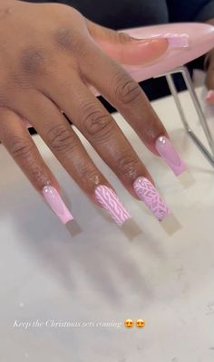 Winter Nails Inspiration 2023, Christmas Nail Sets Pink, Pink Winter Nails Acrylic, Short Christmas Acrylic Nails, Christmas Baddie Nails, Winter Nail Sets, Black And White Christmas Nails, Cute Freestyle Nails, Baddie Christmas Nails