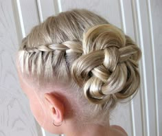 So pretty! Thinking about doing this for my flower girls... Now, just need to figure out how to do it... Flower Girl Updo, Junior Bridesmaid Hair, First Communion Hairstyles, Childrens Hairstyles, 2017 Hair Trends