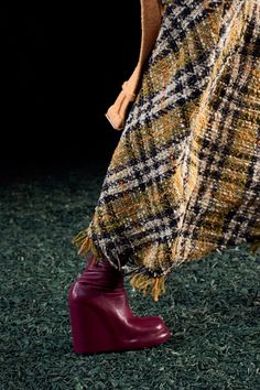 Сапоги на танкетке, Burberry fall 2024, Мода 2024, Мода 2025, High boots, сапоги, обувь, shoes Dree Hemingway, Taylor Tomasi, Taylor Tomasi Hill, Aimee Song, Emmanuelle Alt, Phoebe Philo, Burberry Prorsum, Enough Said, Boot Camp