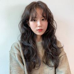 Korean Curtain Bangs, Wavy Layered Hair, Baby Curls, Bangs Wavy Hair, Wavy Bangs, Brown Wavy Hair, Wavy Hairstyles Medium, Bangs With Medium Hair