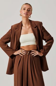 Oversized blazers and womens blazers make way for chic moments in your wardrobe! Blazer Outfits For Women Poses, Editorial Headshots High Fashion, Brown Suit Women's, Oversized Suit Women, Blazer Photoshoot Women, Profile Poses, Suit Poses, Casual Photoshoot, Pink Photoshoot