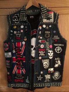 Spiderpunk Jacket, Spider Punk Vest, Spiderpunk Outfit, Battle Vest Ideas, Leather Jacket Outfit Ideas, Metal Vest, Diy Vest, Punk Leather Jacket, Punk Vest