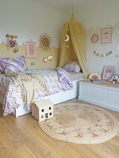 a child's bedroom decorated in pastel colors