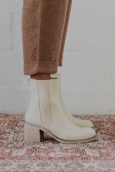 White Chelsea Boots, Free People Boots, Boots For Winter, Wedding Boots, Perfect Heels, Chelsea Boots Women, Cute Boots, Aesthetic Shoes, Black Chelsea Boots