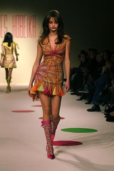 Bohemian High Fashion, 2000s Haute Couture, Empire Waist Dress Runway, Cute Runway Outfits, 70s Fashion Spring, Summer Fashion Runway, 70s Couture Fashion, 2000 Runway Fashion, 70s Spring Fashion