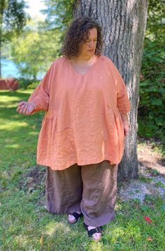 Livi Tunic in 100% linen that is perfect for plus size women. Made in USA. Peaches is an online store featuring natural fibers, sizes 1x - 10x. Petite, tall, have a larger belly? We make to order Lagenlook clothing . Our casual plus size lagenlook outfits are comfortable and have style. A quality plus size fashion closet includes cotton and linen outfits. Pants, dresses, skirts, shirts, jackets, we have all. Plus size lagenlook apparel USA. Shown with Darcey Pant. Lagenlook Outfits, Lagenlook Patterns, Casual Plus Size Outfits, Narrow Shoulders, Linen Outfits, Lagenlook Dress, Lagenlook Clothing, Different Necklines, Plus Size Linen