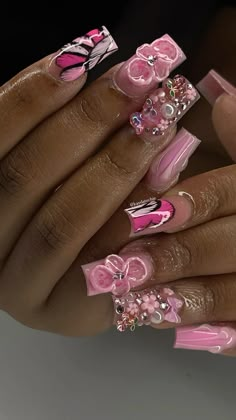 Kaws Nails Short, Nails Kaws, Kaws Pink, Kaws Nails, Croc Nails, Poppin Nails, Year Nails