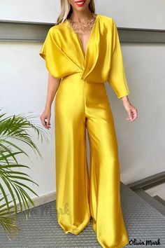 Olivia Mark - Elegante mono rojo mandarina asimétrico con cuello en V, de inspiración británica, con frene sólido y corte recto Yellow Jumpsuit, Fest Outfits, Outfits Woman, Stylish Jumpsuit, Solid Color Jumpsuits, High Street Fashion, Designer Outfits