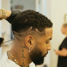 Obj Haircut, Odell Beckham Jr Hair, Odell Beckham Jr Tattoos, Blonde Hair Fade, Back Ear Tattoo, Black Man Haircut Fade, Fade Haircut Designs, Waves Hairstyle Men