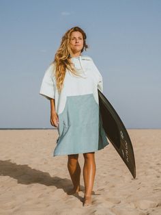 Step into comfort with Vivida's Original Poncho Towel, our timeless best-selling classic since 2015. Dry off and get changed effortlessly with Vivida's iconic surf poncho. Universally flattering and chosen as Women's Health Magazine's 'Best Towelling Change Robe', this unisex towelling robe is a classic T shape that provides ample space for changing in privacy and comfort, wherever you are. Any excess water after your swim will be dried off in no time thanks to the ultra-absorbent, quick-dry mic Cheap One-size Poncho For The Beach, Surf Beach Towel Men, Poncho Diy, Poncho Towel, Beach Poncho, Womens Health Magazine, Changing Robe, Vert Turquoise, Swimming Beach