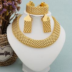 Chunky African Luxury Jewelry Set Unique Gold Necklace Designs, Beautiful Dubai, African Wedding Jewelry, African Luxury, Dubai Gold Jewelry, African Necklace, Lace Styles, Women's Jewelry Sets, Elegant Sets