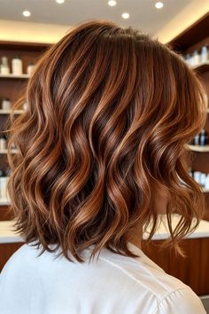 Cinnamon Spice Highlights, Chestnut And Blonde Hair, Auburn Hair Color With Highlights Fall, Short Hair Colour Ideas 2024, Red And Brown Balayage Hair, Caramel Auburn Highlights, Hoc Autumn Hair, Chestnut Hair Balayage, Hair Cuts And Colors For 2024