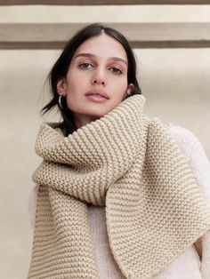 Sorry Beanies & Gloves, Oversized Scarves Are Our Go-To Winter Accessory+#refinery29 Crochet Scarf For Beginners, Ribbed Scarf, Chunky Knit Scarves, Chunky Scarf, Easy Crochet Stitches, Scarf Outfit, Chunky Scarves, Brace Yourself, Oversized Scarf