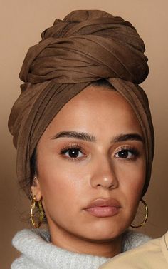 Estilo Hijab, Head Wrap Styles, Silk Scarf Wrap, Hair Wrap Scarf, Hair Scarf Styles, Mode Turban