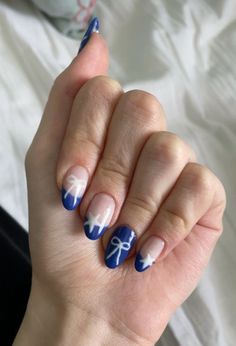 White Nail Blue French Tip, Grad Party Nails, Summer Nail Inspo 2024 Almond Short, Blue Bow Nails, Blue Coquette Nails, Aesthetic Blue Nails, French Tip Nails Design, Navy Nail Art, Blue Coquette