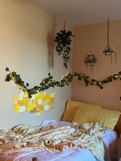 Soft dorm decor including yellow blanket thrown across white comfortor. The walls contain eucaliptus garland that lights up and plants hang from the ceiling. Yellow And Green Room Decor, College Dorm Room Ideas Yellow, Yellow Theme Room, Light Yellow Room Aesthetic, Yellow Dorm Room, Green And Yellow Room, Yellow Dorm Room Ideas, Sorority Dorm Room