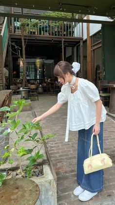 White Dress Shirt With Jeans, Korea Outfit Summer, Japan Street Style Summer, Blue Dress Shirt Outfit, Korea Summer Outfit, Japan Summer Fashion, Japan Outfit Summer