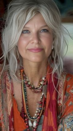 White Hair Beauty, Unusual Beauty, Growing Older, Bohemian Lifestyle, Easy Style, Silver Age