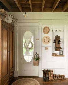 the entryway is clean and ready for guests to use it as a place where they can sit