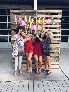 Omg this is one of the cutest high school graduation party decorations I have seen #graduation #graduationparty #gradparty Graduation Party Photo Booth, College Grad Party, Graduation Party Planning, Graduation Party Themes