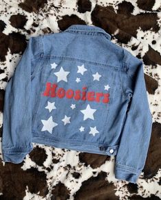 College Jeans, Hand Painted Jean Jacket, Painted Jean Jacket, Diy Jeans, Tailgate Outfit