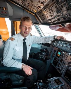 Pilot Patrick, Handsome Pilot, Airbus A380 Cockpit, Pilot Uniform Men, Airline Cabin Crew, Pilot Uniform, Becoming A Pilot, Flight Bag, Air China