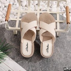 Fisdy - Elegantes chanclas de plataforma de color caramelo con tiras cruzadas de color sólido, perfectas para llevar a diario y de forma informal Casual Wedges, Platform Flip Flops, Beach Slides, Platform Slippers, Cross Straps, Candy Colors, Slide Sandals, Slip On Shoes, Apricot