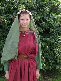 Xenia im Peblos mit Schleier Keltentag am Ipf Bible Costumes, Ancient Roman Clothing, Biblical Costumes, Roman Clothes, Roman Dress, Sca Garb