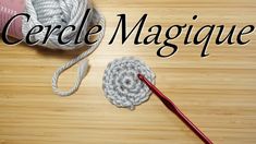 a crochet hook and yarn on a wooden surface with the words cercle magique