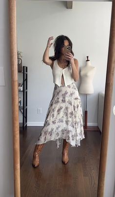 Garden Astethic Outfit, Summer Show Outfit, 80s Going Out Fashion, Outfit Ideas For California, Casual Business Party Outfit, Summer Drinking Outfit, Spring Outfits For Rainy Days, Spring Cowgirl Aesthetic, Mid Rise Outfit