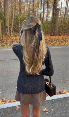 #beauty, #makeup, #skincare, #haircare Boston Outfits Winter, Stile Blair Waldorf, Adrette Outfits, Look Legging, Fest Outfits, Hairstyle Inspo, Dark Blonde Hair, Looks Party, Long Blonde