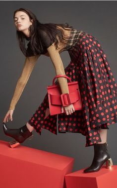 Colorblocked bags and graphic shoes lend a graphic edge to the season's feminine point of difference, giving Resort's "lady" a fresh cool. Graphic Shoes, Carolina Herrera Fashion, Bend And Snap, Lady A, Bold And The Beautiful, Carolina Herrera, Pre Fall