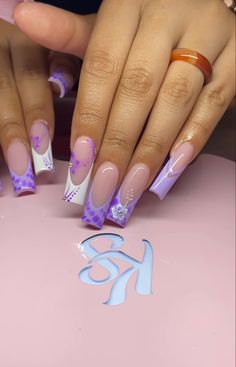 Nail Art Designs Detailed, Nail Design Inspiration Square, Purple French Tip Design, Spring Y2k Nails, Purple Hibiscus Nails, Purple Nails Designs Summer, White And Purple Nail Designs, Summer Purple Nails Design, Unique Acrylic Nails 2024