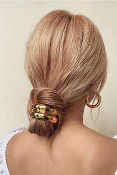 The Glossy Double Arch Pony gives an upgrade to your basic pony. The geometric arch on this piece adds an edge to your hairstyle. This product is recommended for thicker hair. 14K Gold Plated 2.25 inch x 6 cm Made in NYC Y2k Hair, Hair Cuffs, Updo Styles, Penteado Cabelo Curto, Metal Hair, Elastic Hair Ties, Warm Spring, Hair Rings, Hair Breakage