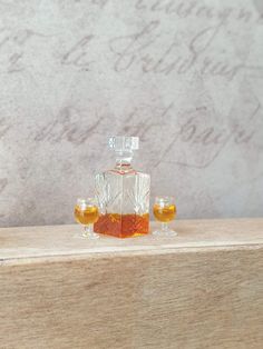 Miniature carafe with liquor. Carafe is 19mm high. Made of resin. Colored Sand, Collectible Dolls, Shopping Cart, Glass Bottles, The Netherlands, Cognac, Dollhouse Miniatures