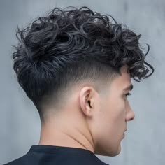 The low taper fade haircut has curls, waves, and a sharp, neat look. The top is more spacious, while the sides are less voluminous, creating a smooth, casual look. This style is good for people with curly hair. Men’s Curly Hair Taper, Low Fade Haircut Mens Wavy Hair, Curly Top Fade Men, Mens Haircuts Short Sides Long Top Hairstyle Ideas, Low Fade Taper Haircut Mens, Classy Curly Hairstyles Men, Curly Hairstyles Haircuts, Fade Haircut Wavy Hair, Low Fade Fringe Haircut