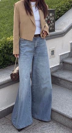 Wide Leg Outfit, Wide Leg Jeans Outfit, Outfits Con Jeans, Look Jean, Fashion Mistakes, Tshirt Outfits, Autumn Outfit