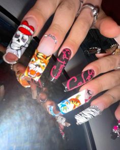 𝐹𝑜𝓁𝓁𝑜𝓌 𝟦 𝓂𝑜𝓇𝑒!!! ✩࿐࿔ ~~~ | Credit : @/ fest.genagelt on insta | tags ~ ed hardy inspired nails acrylics gel nails press ons inspo long square nails Y2k Long Acrylic Nails, Hood Nail Designs, Dark Pink Nails, Nails Press Ons, Long Square Nails, Weak Nails