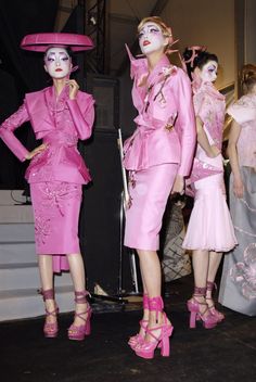 john galliano couture John Galliano Aesthetic, Galliano Couture, Dress Fashion Show, Pink Couture, Fashion Catwalk